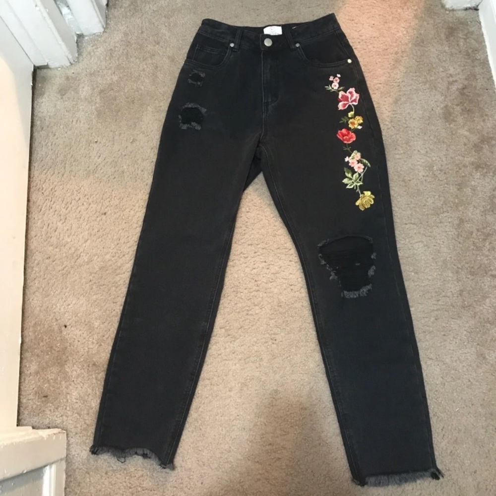🖤Black embroidered jeans size 4
